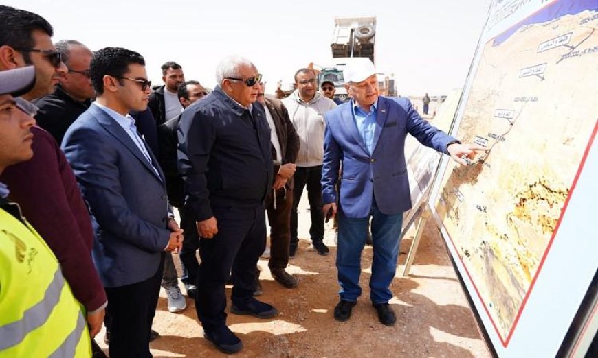 محافظ مطروح يجري جولة تفقدية لإنشاء الطريق الخرساني بين سيوة بطول 300 كم