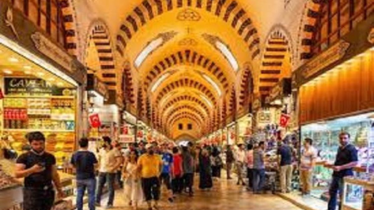 خبير يؤكد اقتراب الاقتصاد العالمي من حالة اقتصاد الحرب بسبب تزايد سباق تأمين الموارد