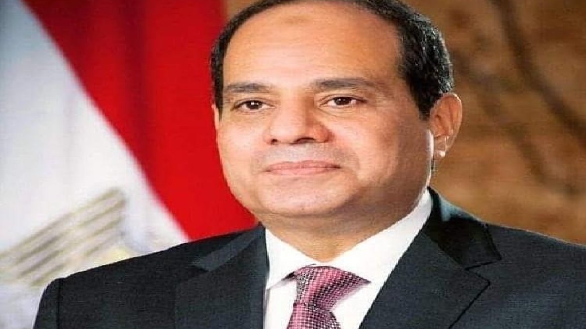 الرئيس السيسي في مطار لارنكا الدولي بقبرص لحضور قمة عربية أوروبية مهمة