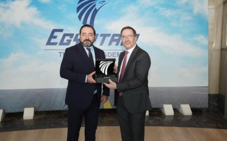 رئيس القابضة لمصر للطيران يحتفي بفريق صيانة الطائرات نظير نجاحهم في إجراء تعديلات هامة