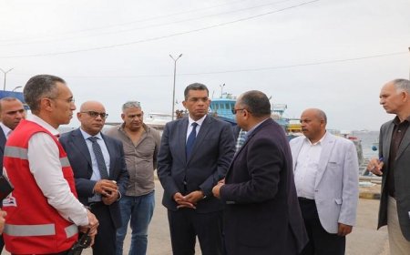 محافظ البحر الأحمر يستعرض موقع لنش الإسعاف البحري ويؤكد على جاهزيته لخدمة السياح