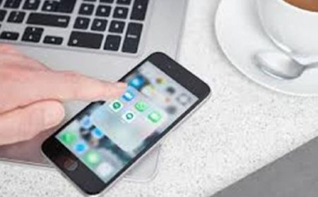 دراسات تنبه من تأثير الشيخوخة الرقمية وتجاعيد الشاشات على صحة البشرة