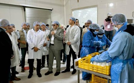 رئيس الوزراء يقوم بجولة في مصنع غازي لاند ويثني على جودة منتجات الألبان