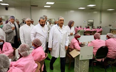 رئيس الوزراء يستعرض أحدث تقنيات مصنع شركة فارما زاد جروب للمكملات الغذائية بالصور