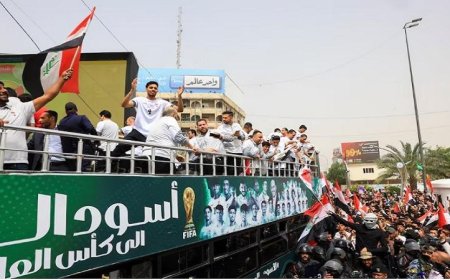 المنتخب العراقي يحتفل بالتأهل لكأس العالم بجولة في شوارع بغداد على متن حافلة مكشوفة