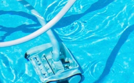 روبوت مزدوج ذكي ينظف مسبح كريستالي بكفاءة عالية