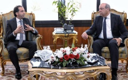 وزير الطيران المدني يلتقي مسؤولي شركة Microsoft لتعزيز سبل التعاون المشترك