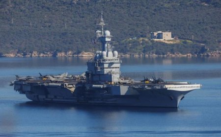 حاملة الطائرات الفرنسية شارل ديجول تترك خليج سودا بعد عملية تزويد بالوقود