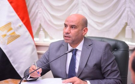 وزير العمل يعلن عن إجازة رسمية مدفوعة الأجر للموظفين في القطاع الخاص يوم الاثنين المقبل