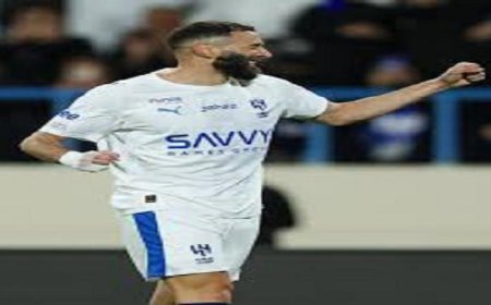 بنزيما يتألق ويقود الهلال لتحقيق انتصار مذهل على الخلود بسداسية نارية