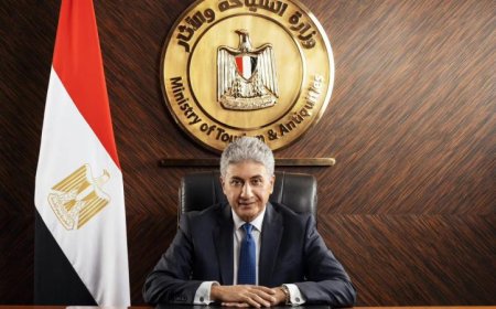 وزير السياحة والآثار يقدم تهانيه لقداسة البابا تواضروس الثاني بمناسبة عيد القيامة المجيد