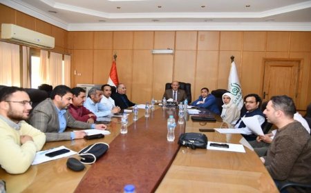 سكرتير عام الفيوم يستعرض خطة رفع كفاءة وصيانة الطرق لتحسين البنية التحتية بالمحافظة