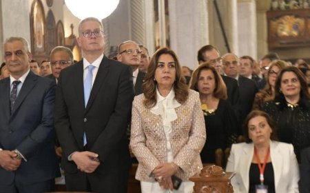 وزيرة التنمية المحلية تحضر قداس عيد القيامة المجيد بالكاتدرائية وتقدم التهاني للبابا