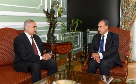 وزير الخارجية يلتقي برئيس اللجنة الوطنية لشؤون اللاجئين لتعزيز التعاون والمساعدات الإنسانية