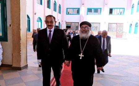 محافظ سوهاج يقوم بزيارة المطرانية لتقديم التهاني للأقباط بمناسبة عيد القيامة