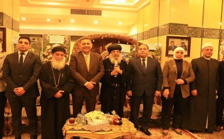 محافظ القليوبية يقدم التهنئة للأنبا مكسيموس خلال زيارته لمطرانية بنها