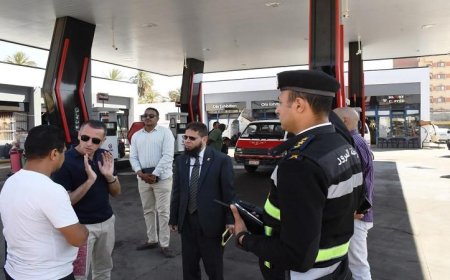 محافظ أسوان يقوم بجولة مفاجئة في محطات الوقود ويطمئن المواطنين بعدم وجود نقص في المواد البترولية