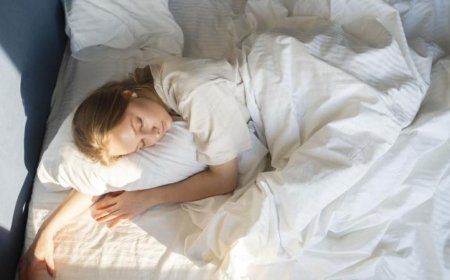 خبراء يكشفون الأسباب وراء نوم النساء لفترات أطول من الرجال
