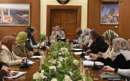 محافظ بورسعيد يواصل متابعة مشاريع تطوير البنية التحتية للمساكن والطرق والميادين لتحديث المدينة