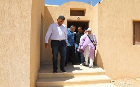 محافظ البحر الأحمر يقوم بجولة تفقدية لمشروع الإسكان البدوي في الشلاتين ويأمر بتسليم 560 وحدة سكنية