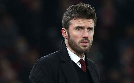 مدرب مانشستر يونايتد يسليط الضوء على ظلم الحكم بعد طرد مارتينيز في مواجهة ليدز