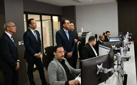 رئيس الوزراء يزور مركز التحكم والسيطرة والدعم الفني في العاصمة الإدارية الجديدة