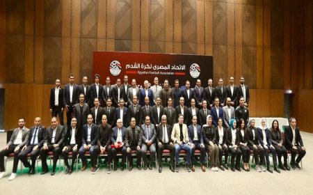 أبو ريدة يقدم الشارة الدولية لحكام كرة القدم بحضور بارز