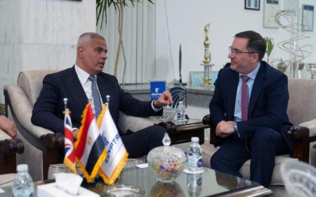 تعزيز التعاون بين مصر للطيران وبريطانيا رئيس القابضة يلتقي بالسفير البريطاني في القاهرة