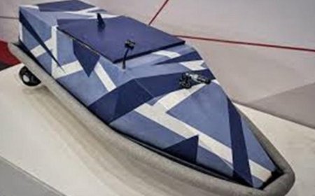 روسيا تطلق إنتاج أول زورق مسير عالمي يعمل بكابلات الألياف الضوئية