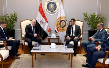 وزير الصناعة المصري يلتقي سفير بيلاروسيا في القاهرة لتعزيز التعاون الاقتصادي بين البلدين