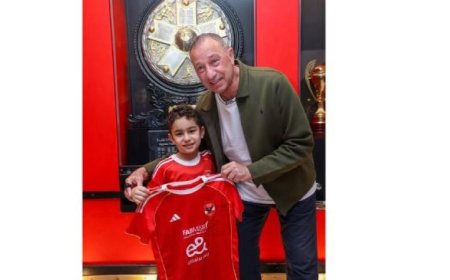 الخطيب يكرم الطفل الأمير في مدرج الصالات ويهديه قميص الأهلي المميز