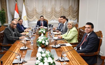 وزير الشباب والرياضة يعقد اجتماعاً مع مسؤولي شركة المقاولون العرب لتعزيز إدارة المرافق