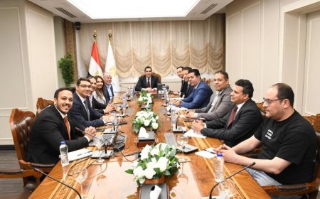 وزير الشباب والرياضة يجتمع مع مسؤولي شركة توتال إنرجيز لتعزيز التعاون والاستثمار