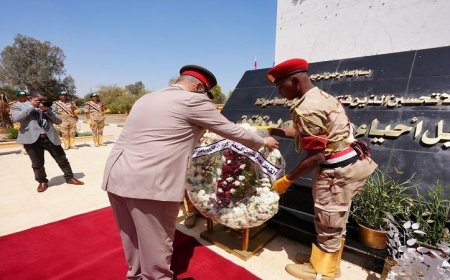 محافظ أسيوط يكرم الشهداء بوضع إكليل من الزهور على النصب التذكاري