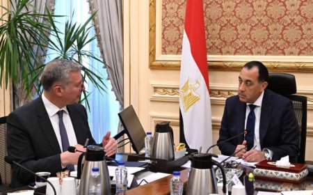 رئيس الوزراء يناقش ملفات مهمة مع وزير البترول والثروة المعدنية لتعزيز التعاون والإنجازات