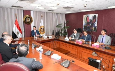 وزير الصناعة يلتقي وفد مجموعة صافولا لبحث استثماراتها ومشاريعها الغذائية في مصر