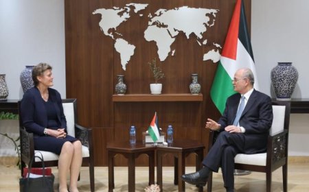 رئيس وزراء فلسطين ونائب مستشار الأمن القومي البريطاني يستعرضان آخر التطورات السياسية والأمنية