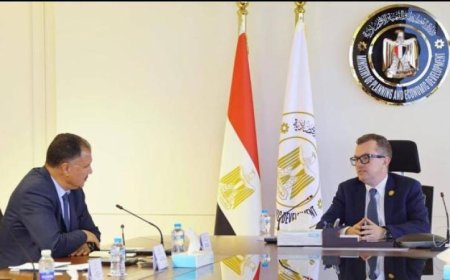 رستم يتحاور مع مدير المكتب الإقليمي للبنك الإسلامي للتنمية في القاهرة لتعزيز التعاون الاقتصادي