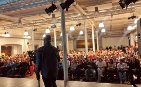 ألف إيطالي يتجمعون في ليلة تاريخية لزاهي حواس لاسترداد تمثال “نفرتيتي” في مدينة بالصور