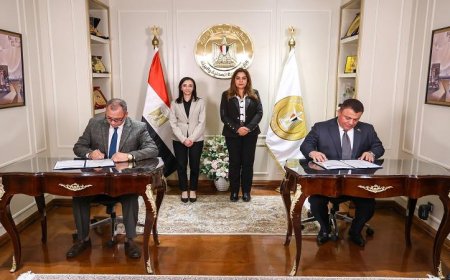 محافظ البحيرة ووزيرة التنمية المحلية يوقعان عقوداً لتشغيل وتطوير 3 مجازر لتعزيز القطاع الزراعي