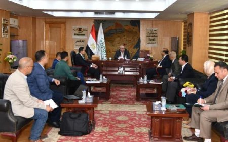 محافظ الفيوم يعقد اجتماعًا مهمًا لوضع خطة متكاملة للنظافة وإعادة تدوير المخلفات البلدية