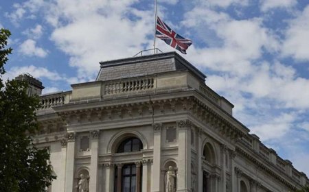 الخارجية البريطانية تستدعي السفير الروسي احتجاجا على طرد دبلوماسي بريطاني