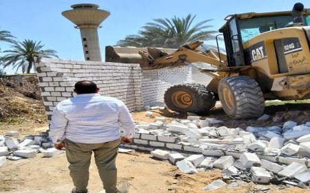 إزالة سريعة لمبانٍ مخالفه على أراضي الدولة في الدلنجات بمساحة 800 متر مربع