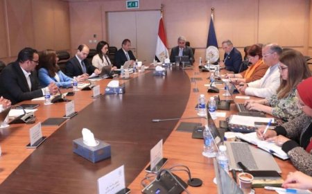 وزير السياحة يجتمع بفريق العمل لمناقشة تطوير مواقع التراث العالمي