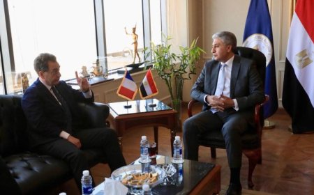 وزير السياحة يناقش مع سفير فرنسا في القاهرة سبل تعزيز التعاون السياحي