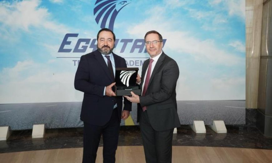 رئيس القابضة لمصر للطيران يحتفي بفريق صيانة الطائرات نظير نجاحهم في إجراء تعديلات هامة