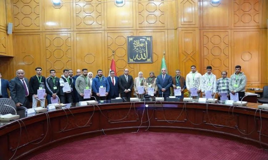 وزير العمل ومحافظ الإسماعيلية يوزعان عقود عمل مميزة لذوي الهمم في خطوة لتعزيز فرص العمل