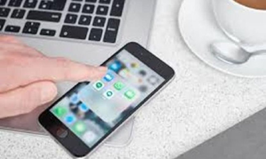 دراسات تنبه من تأثير الشيخوخة الرقمية وتجاعيد الشاشات على صحة البشرة