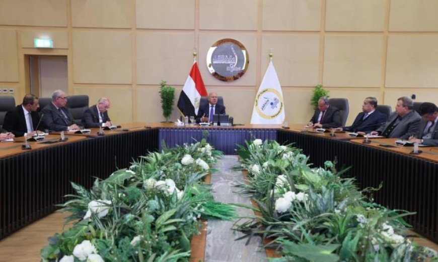 وزير النقل يدعو لتقليل النفقات وزيادة الإيرادات لتحسين كفاءة القطاعات المختلفة