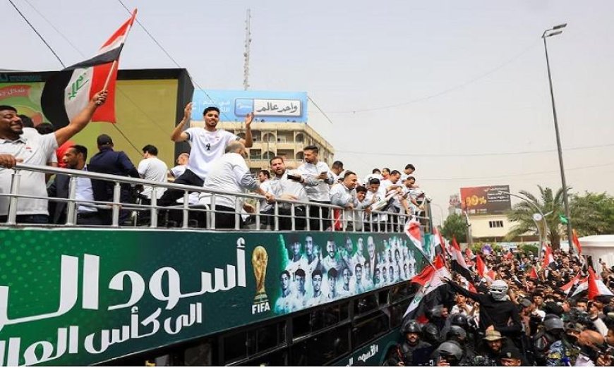 المنتخب العراقي يحتفل بالتأهل لكأس العالم بجولة في شوارع بغداد على متن حافلة مكشوفة